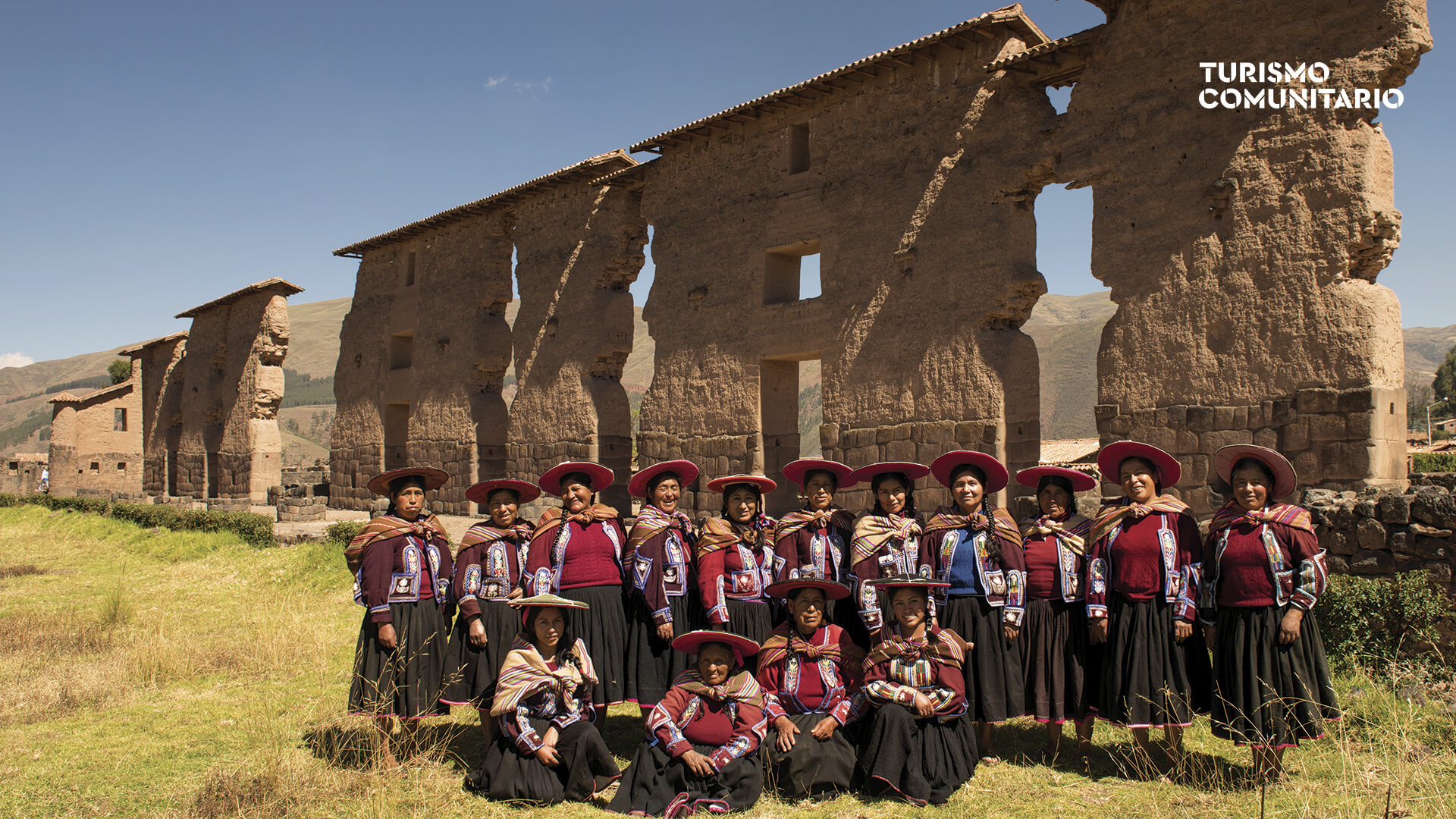 Damas con trajes típicos de Raqchi