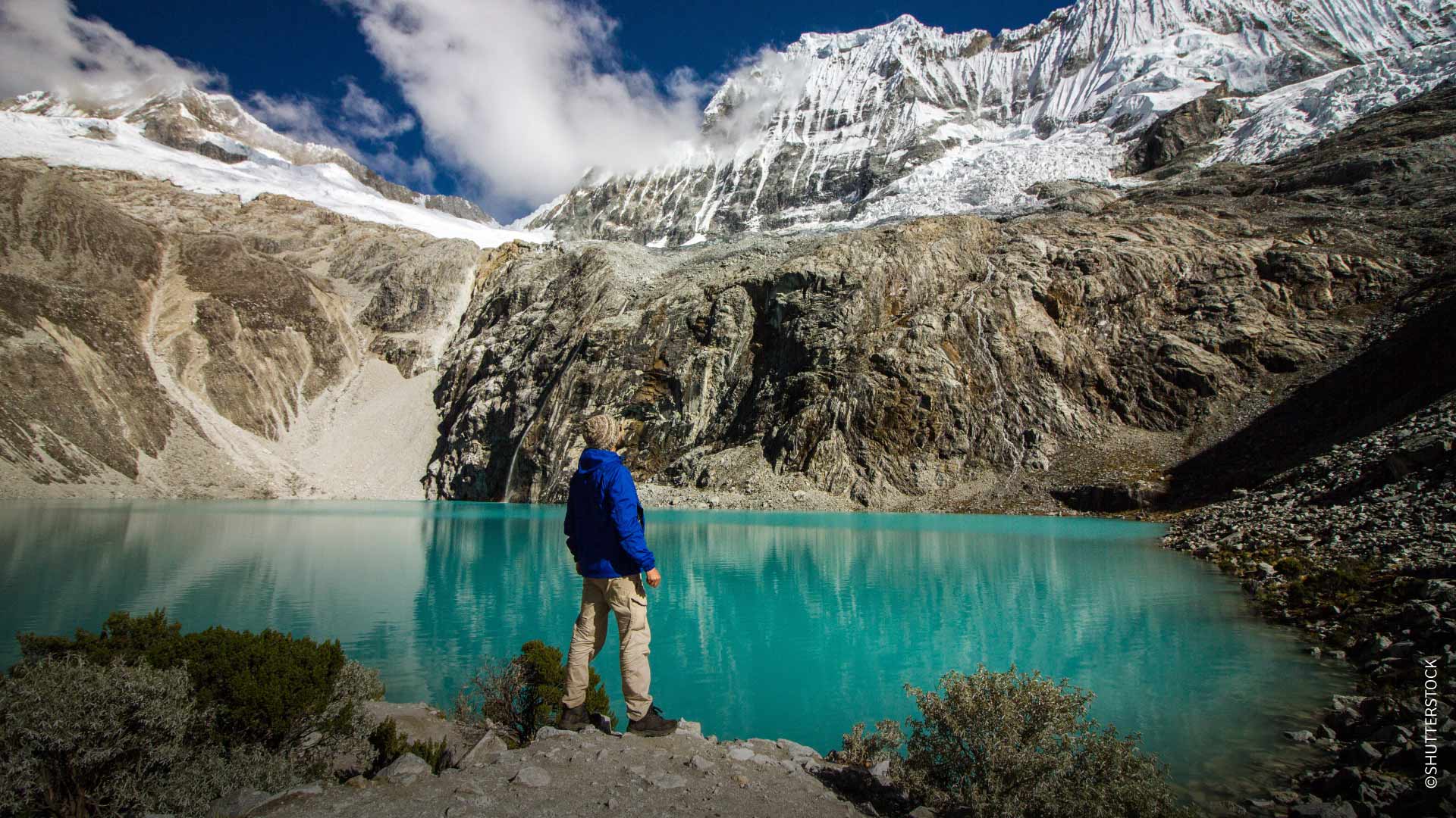 Turista contemplando la Laguna 69, Huaraz. /